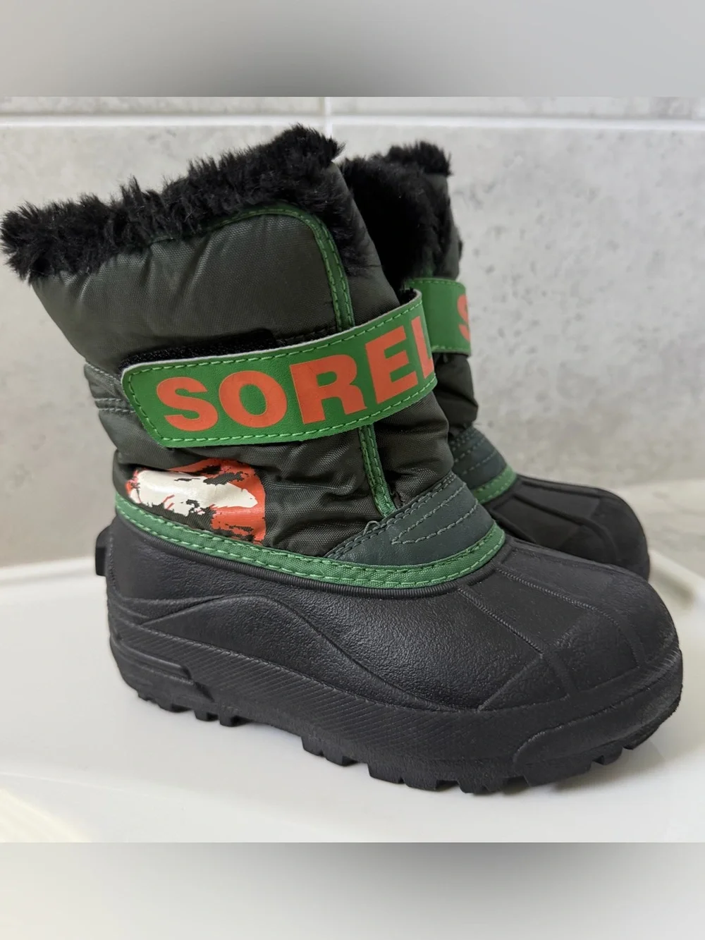 Sorel Kids Green and Black Winter Boot Size 12